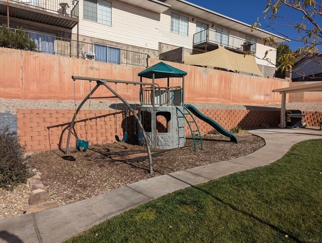 Building Photo - Spacious 3 Bedroom Townhome in Central St....