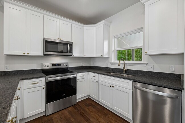 Building Photo - 551 Skyview Dr