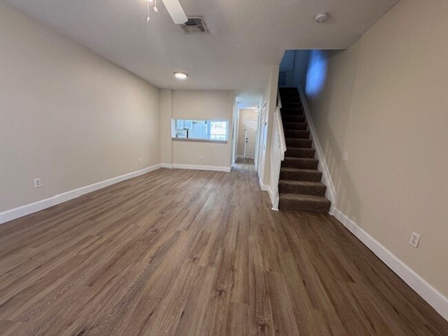 Building Photo - 2bed/1.5 bath, 2-story townhome, in cute, ...