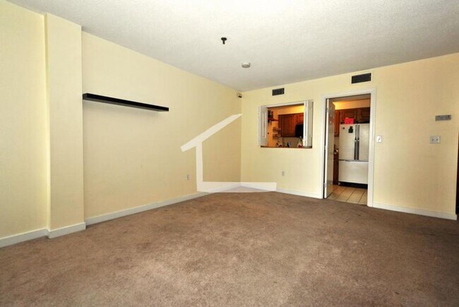 Building Photo - Awesome two bed two bathroom apartment in ...