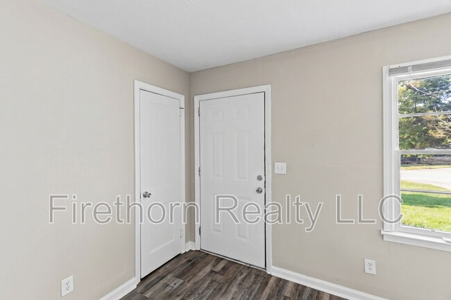 Building Photo - 2541 Rhodes Dr