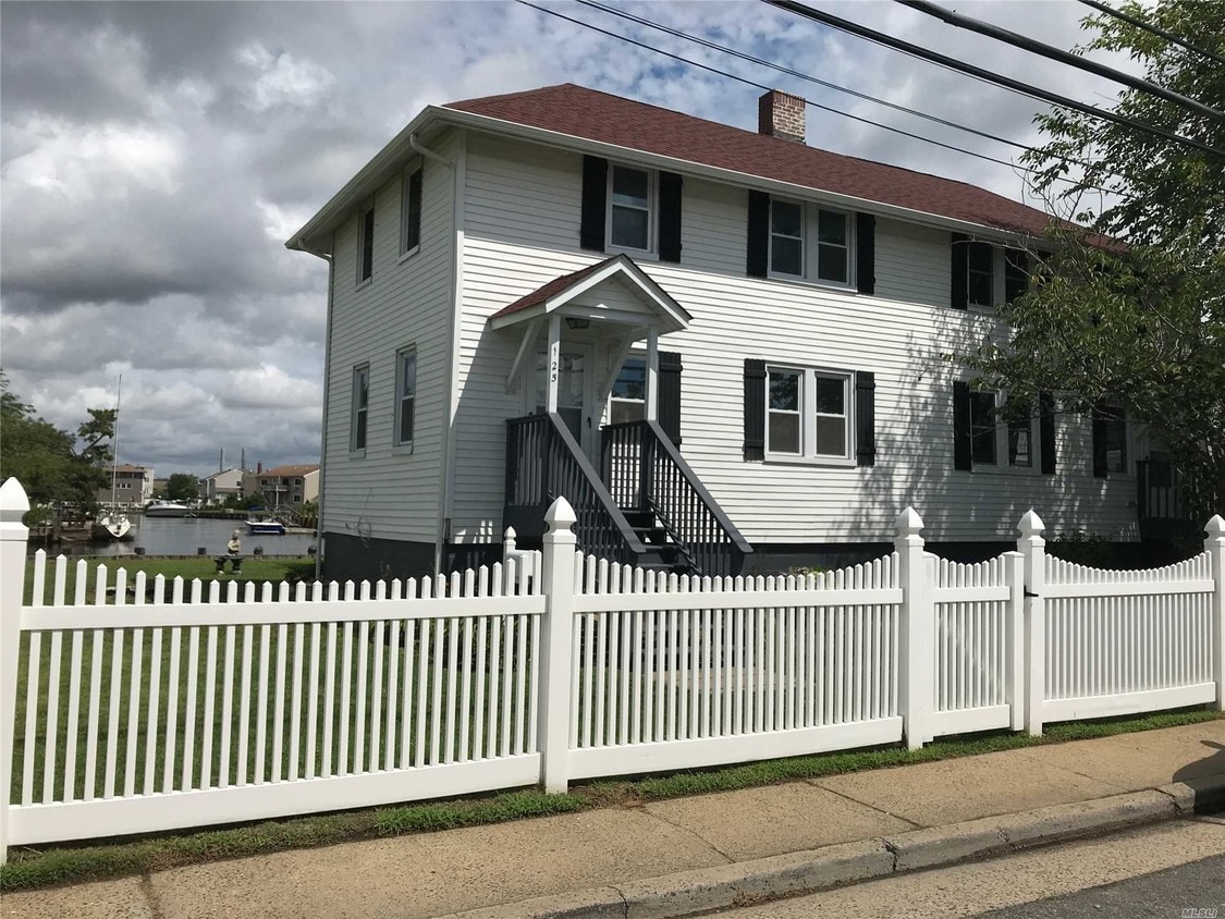 125 Sportsmans Ave Unit 125, Freeport, NY 11520 Apartment for Rent in