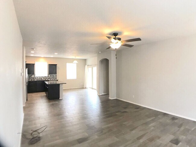 Foto del edificio - Spacious 3BR/2BA Los Lunas Home with Open Layout, Office Space & Refrigerated Air