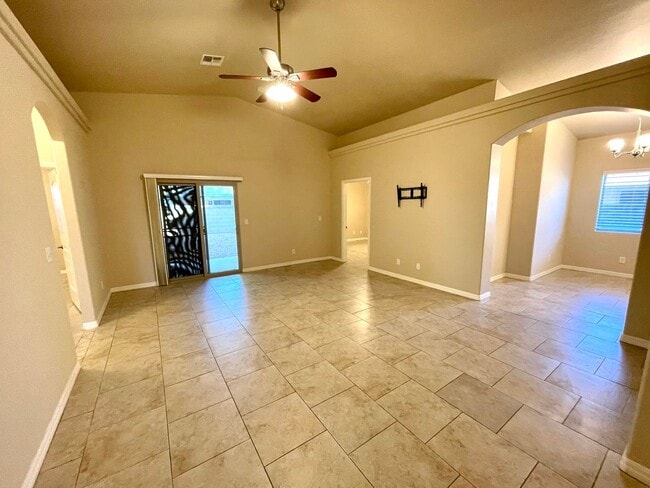 Building Photo - Beautiful 3 Bedroom Home in Central Kingman!