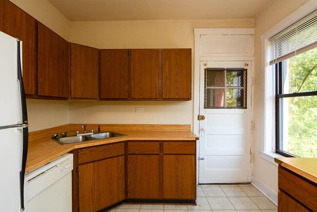 Building Photo - 3523 N Racine Ave