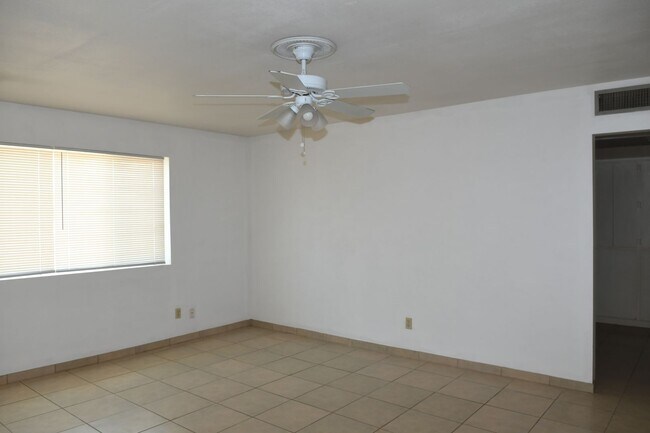 Building Photo - 3165 W Altadena Ave