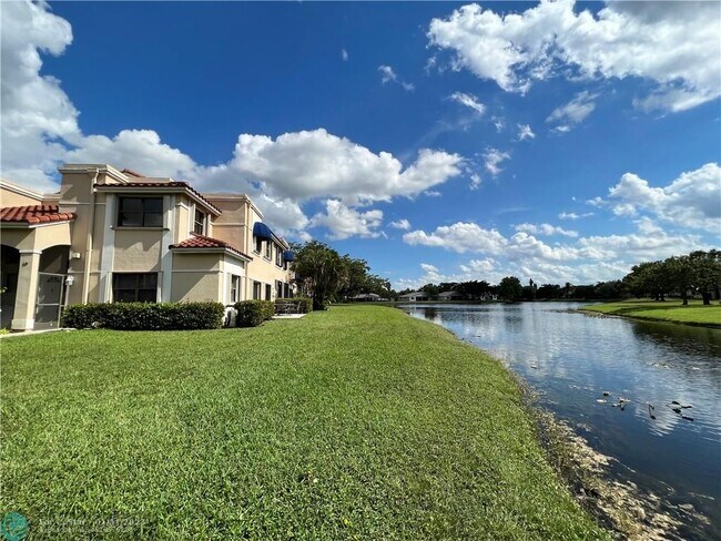 Foto del edificio - 567 Racquet Club Rd