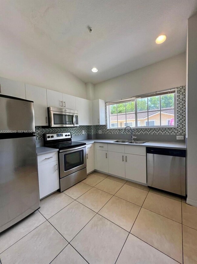 Building Photo - 3824 SW 48th Ave
