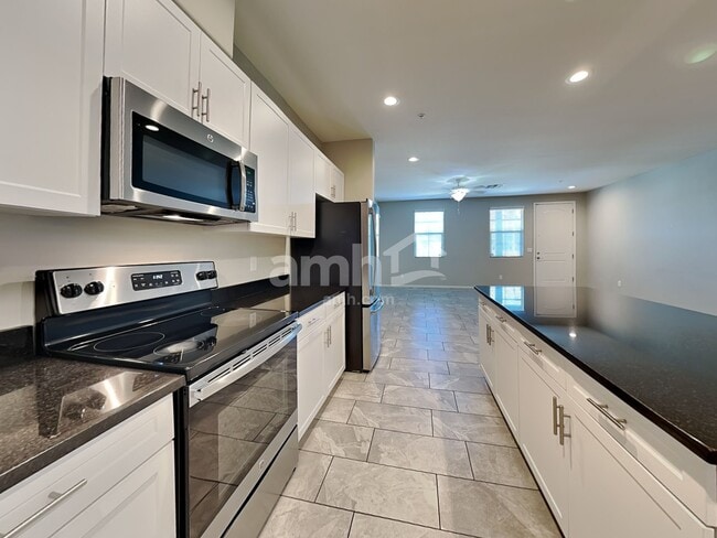 Building Photo - 2562 N Heritage St