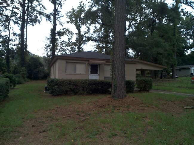 Building Photo - **AVAILABLE NOW**3 Bedroom / 1 Bathroom Ho...