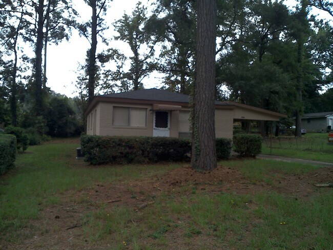Foto del edificio - **ON HOLD**3 Bedroom / 1 Bathroom Home for Rent in East Columbus, GA***