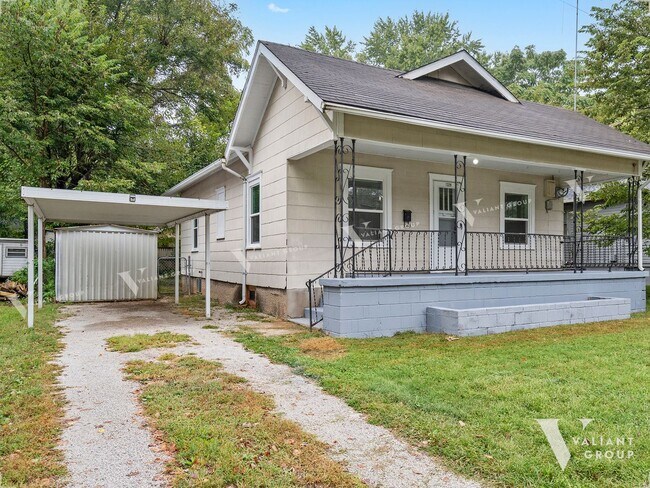 Building Photo - Cozy Bungalow-Style, Two-bedroom, One-Bath...