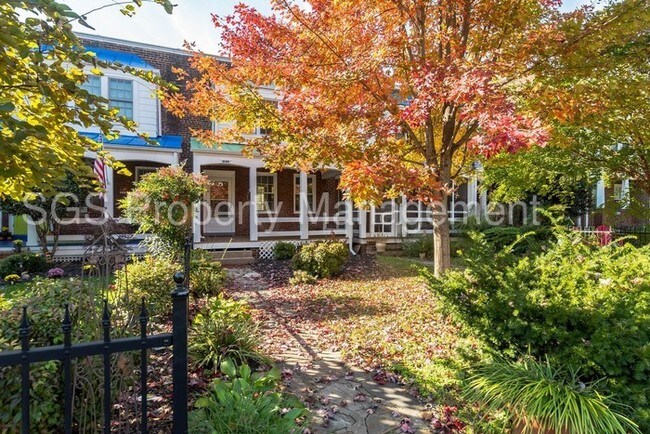 Building Photo - Spacious, 3 Level Rowhouse in Del Ray