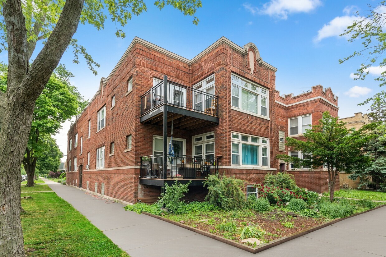 Primary Photo - 5353 W Belle Plaine Ave