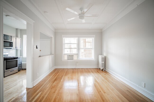 Building Photo - 636 W Buckingham Pl