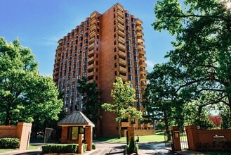 Building Photo - 2121 S Yorktown Ave