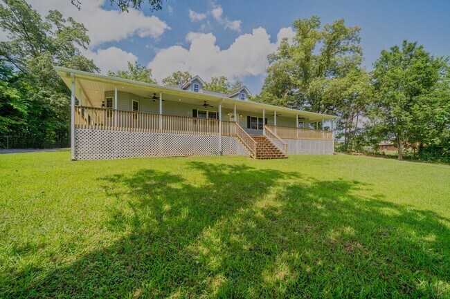 Building Photo - Spacious 3-Bedroom home with Wrap-Around P...