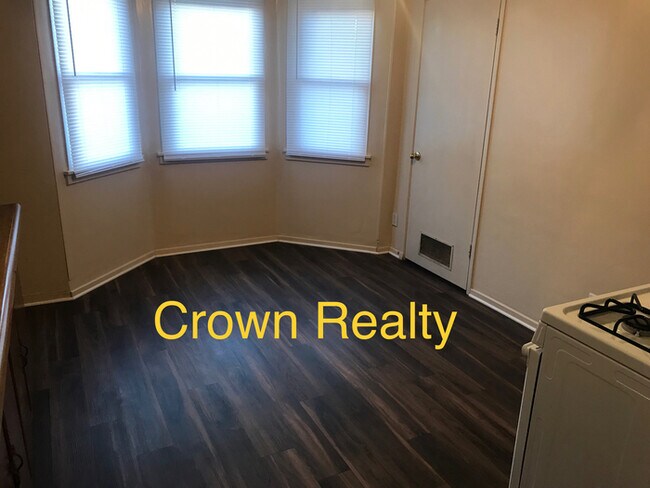 Building Photo - 2/1 home on corner lot, Tulare