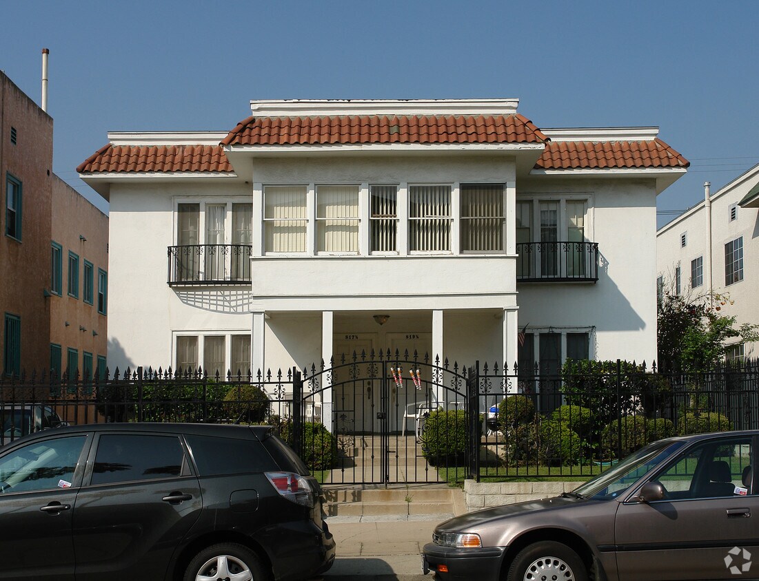 Building Photo - 817 N Heliotrope Dr