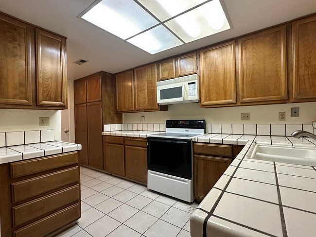 Building Photo - Bright and Spacious 2 Bedroom 2.5 Townhous...