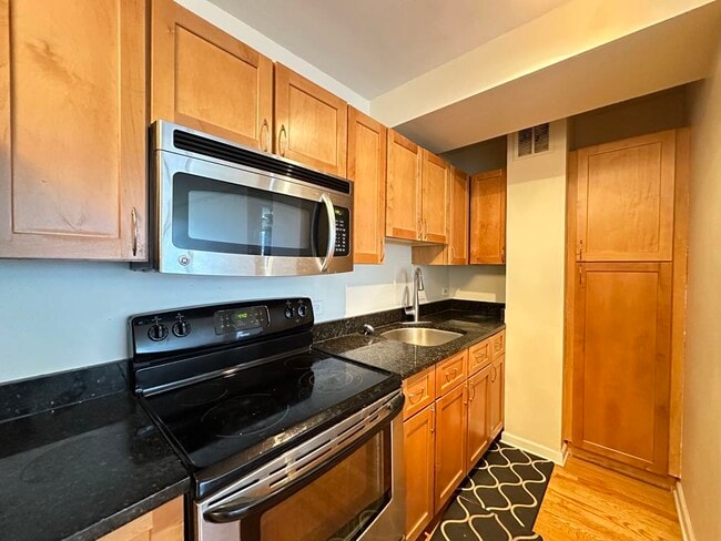 Foto del edificio - 4180 N Marine Dr