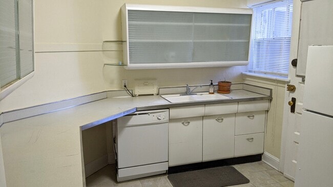 Building Photo - 1452 Oak Ave