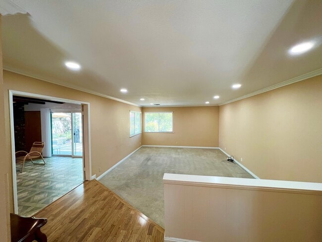 Building Photo - 1050 W La Deney Dr