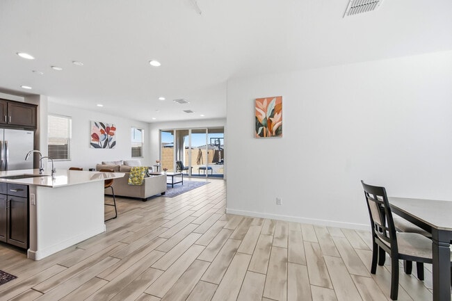 Building Photo - 2053 W Sienna Bouquet Pl