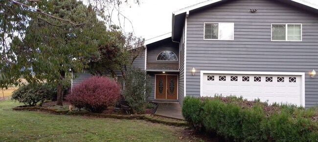 Foto del edificio - 4 bedroom, 3 bath in the country
