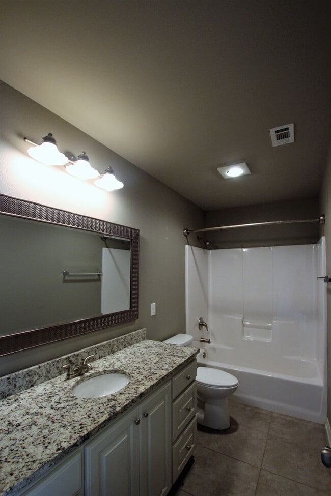Foto del edificio - Beautiful 2 Bedroom, 2 Bathroom Townhome in South Tyler – Whitehouse ISD!