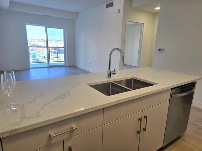 Building Photo - 635 Ballantrae Dr