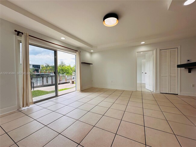 Building Photo - 2033 Calais Dr