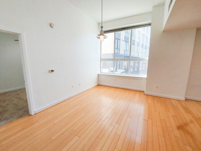 Foto del edificio - Spacious and Sunlit 1 BR 1 BA in 16th St H...