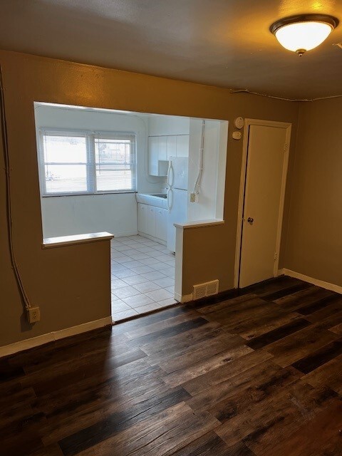 Efficiency Apt:Living Room Kitchen - 9102 Reading Rd