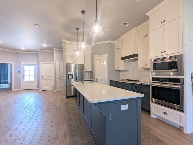 Building Photo - Beautiful Edmond Home | Gas Fireplace, Storm Shelter & Fenced Backyard!