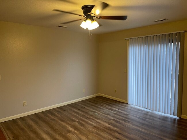 Building Photo - 2 bedroom one bath apartment in beautiful ...