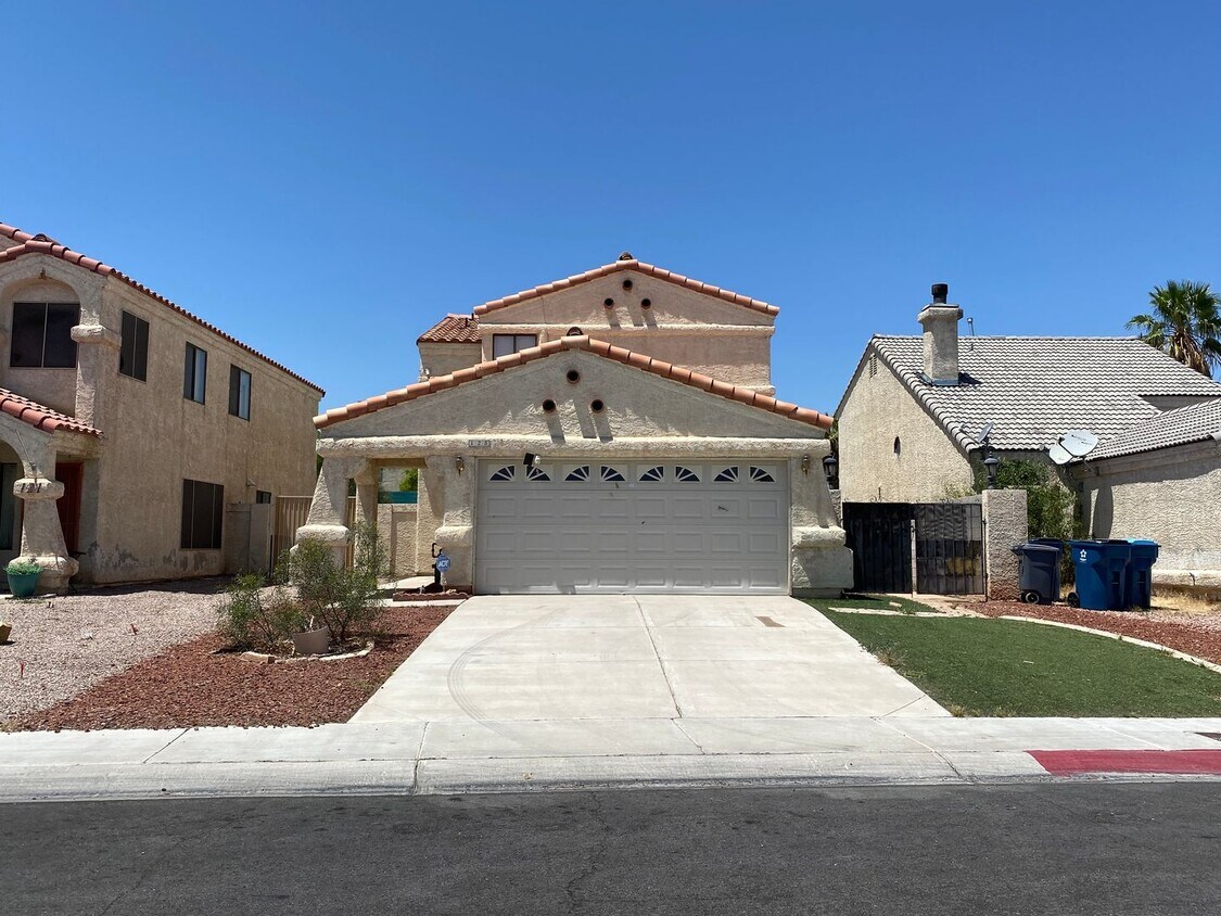 Foto principal - Wonderful 4 bed/2.5 bath home located on t...