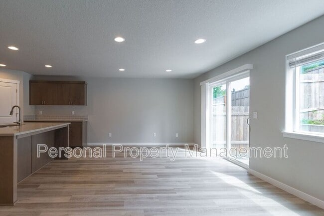 Building Photo - 4803 NE 37th Ct