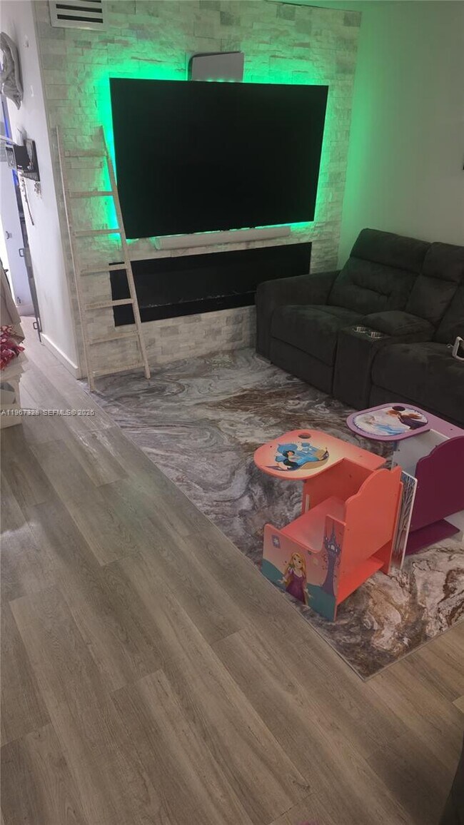 Foto del edificio - 1711 W 58th St