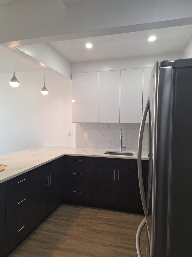 Kitchen counter - 7065 Queens Blvd