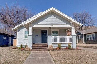 Building Photo - 2635 E 8th St