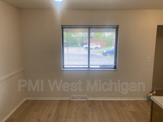 Building Photo - 6070 In the Pines Dr SE