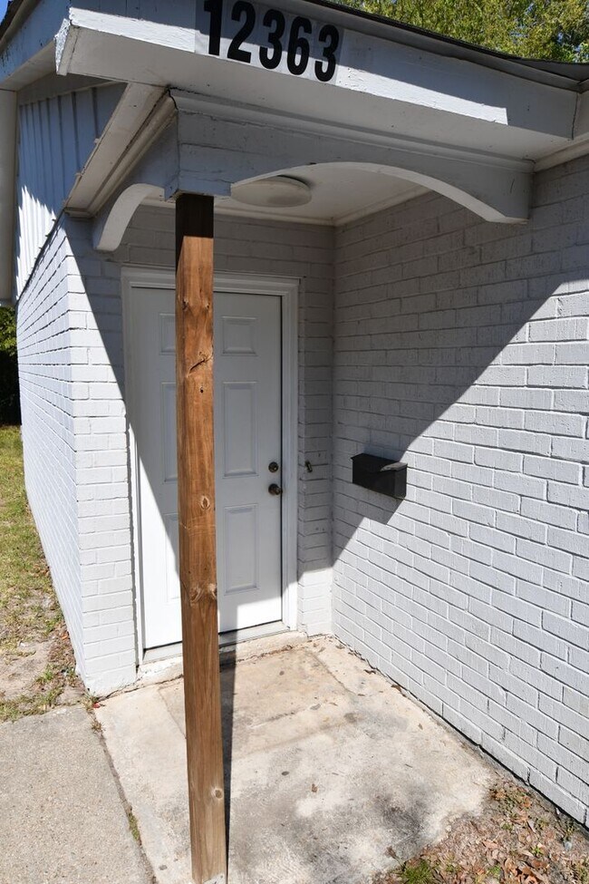 Building Photo - 3-bedroom, 2-bathroom duplex located in th...