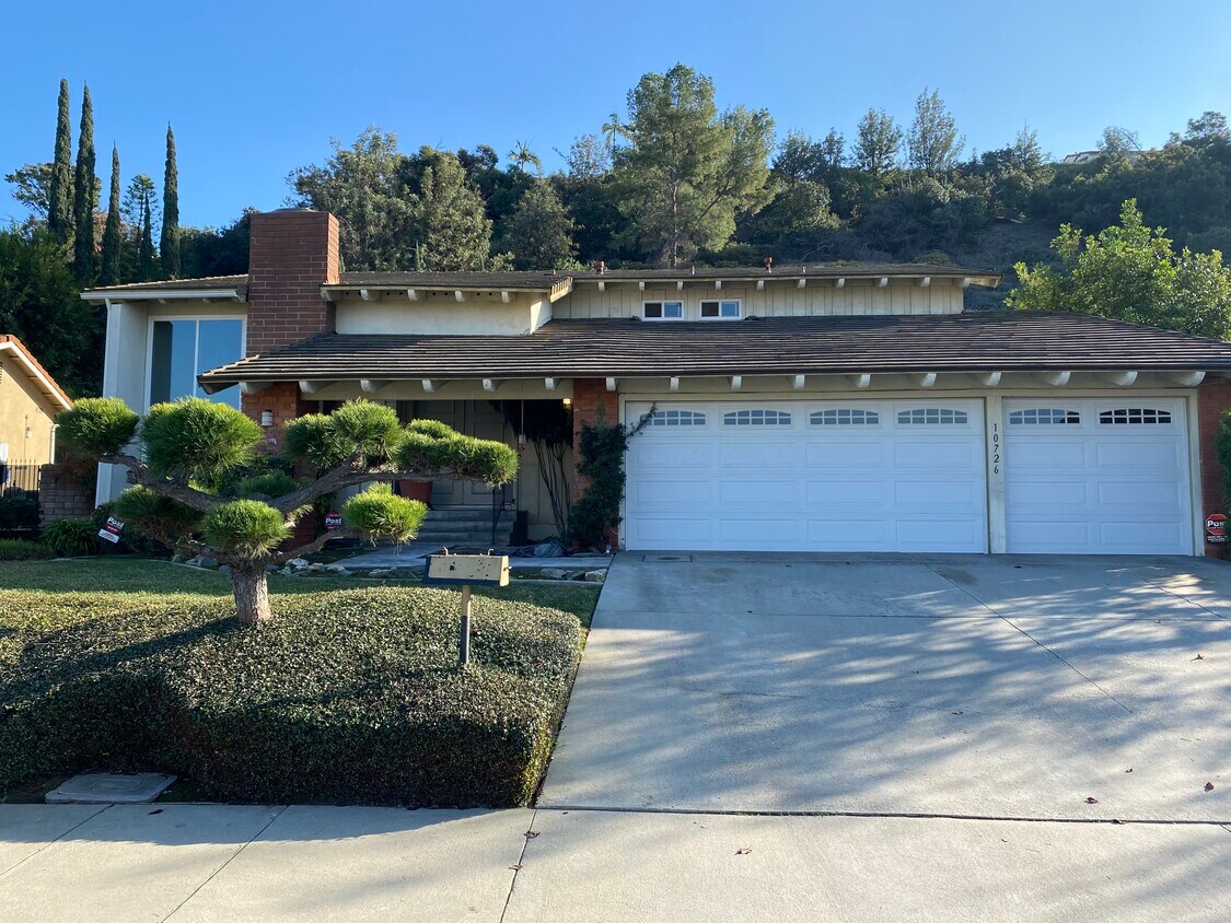 Gorgeous 5 Bedroom and 3 Bath Home ins sought after Spy Glass neighborhood - 10726 Spy Glass Hill Rd