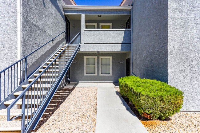 Building Photo - 3 Bedroom Northwest Condo-Gate Community