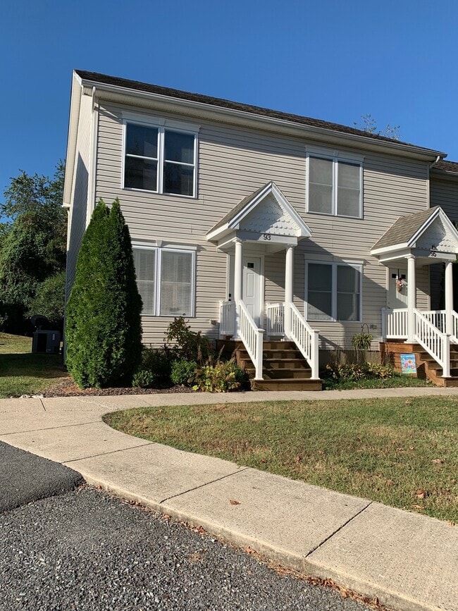 Building Photo - 2BR, 2.5 Ba End unit townhouse in Pikes Place