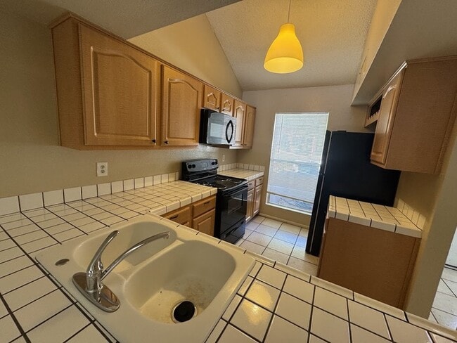 Building Photo - The Pines Townhome - Garage