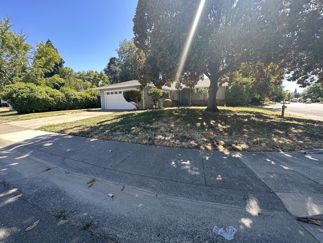Building Photo - Beautiful 3 bedroom 2 bathroom home in Cit...