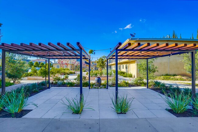 Área de barbacoa - Apartments close to Downtown LA with Gym, BBQ Area, Laundry Facilities and More!