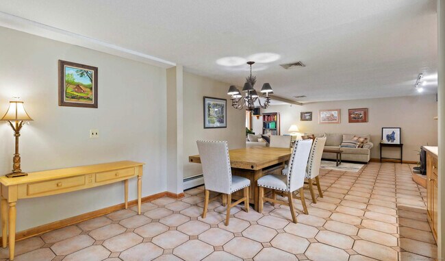 Foto del edificio - 157 Pine Orchard Rd